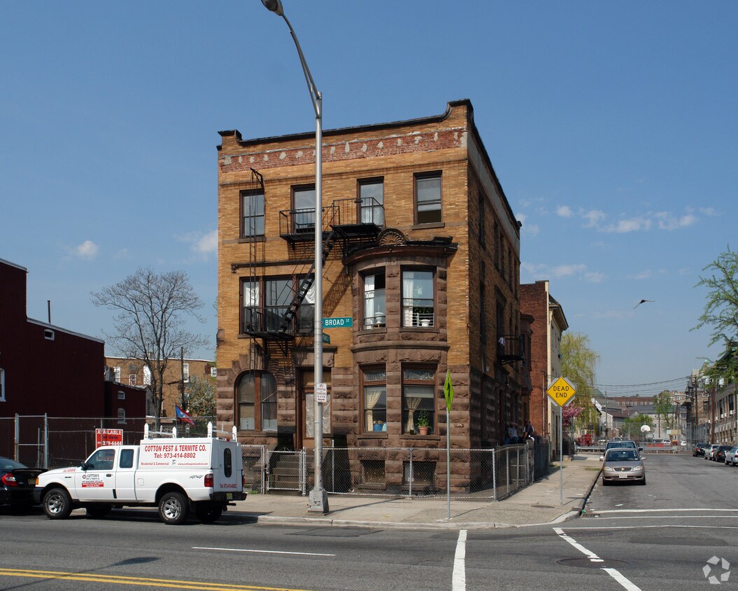 Building Photo - 1109 Broad St