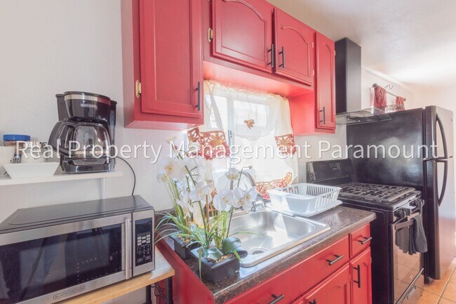 Building Photo - 1362 E 61st St