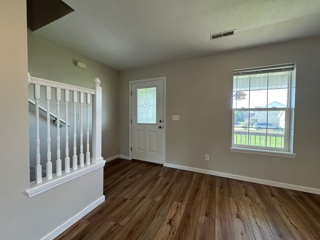 Building Photo - 3 bedroom, 2.5 bathroom duplex located clo...