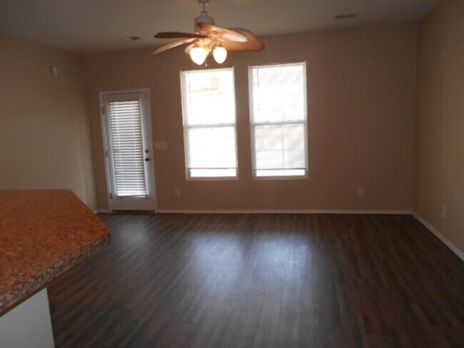 Foto del edificio - 3 bedroom, 3 bath townhome in Kiskadee Parke