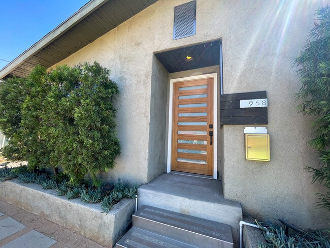 Foto del edificio - 958 Camulos St