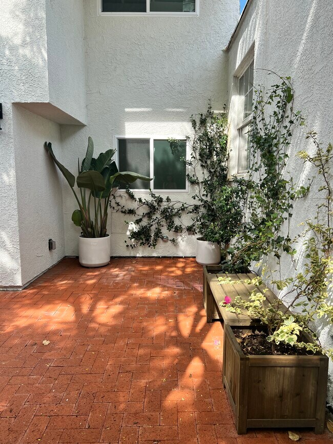 1545 S Ridgeley Dr Unit Split Level Guesthouse, Los Angeles, CA 90019