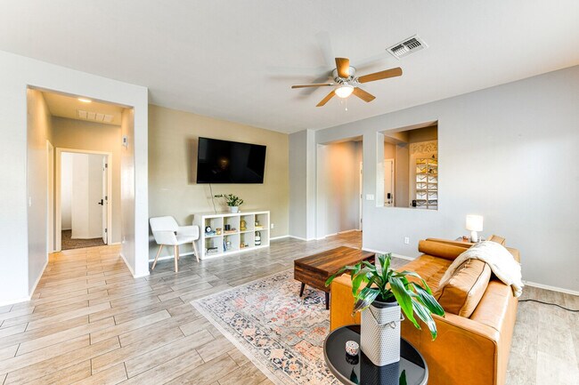 Building Photo - 2313 N Presidential Dr