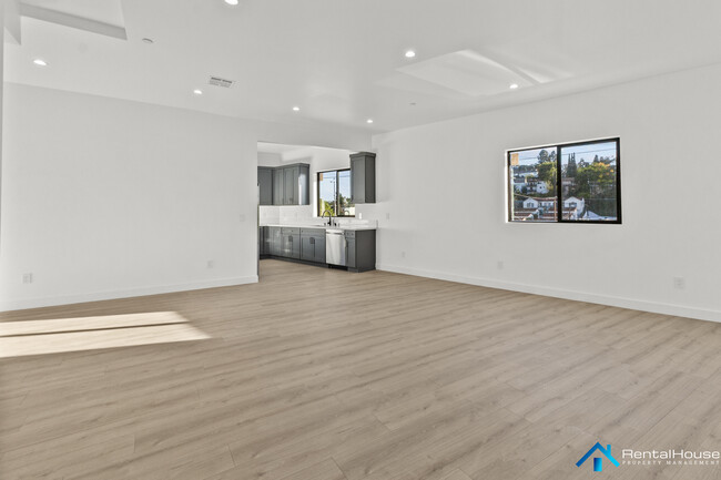 Building Photo - 3005 La Paz Dr