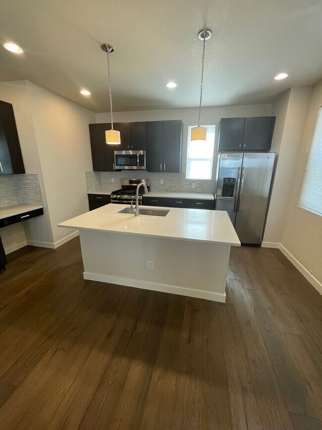 Foto del edificio - 2 Bed 2.5 Bath Townhouse in Broomfield Ava...