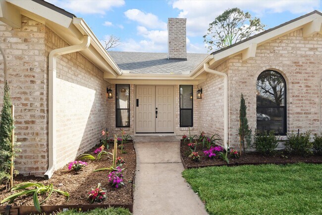 Foto del edificio - 7715 Twin Hills Dr