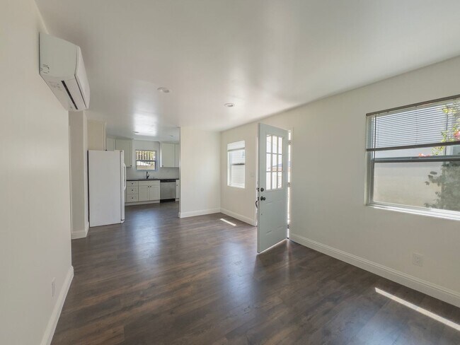 Building Photo - 2 bedroom / 1 bath Remodeled Back Unit is ...