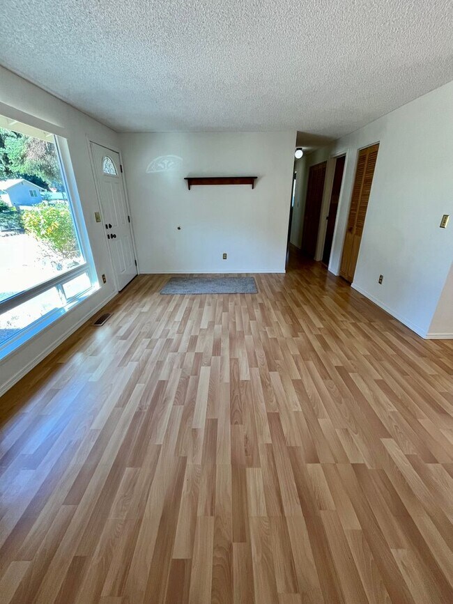 Foto del edificio - 3 Bedroom Home in Convenient Port Orchard ...