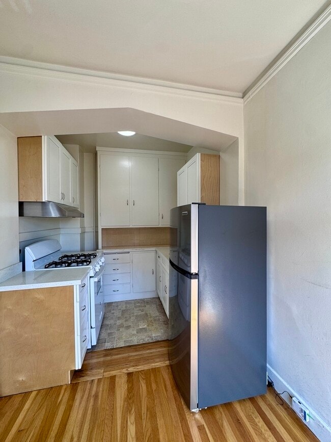 Building Photo - 405 6th Ave