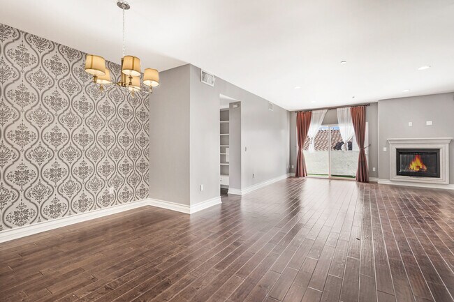 Building Photo - 1726 S Bentley Ave