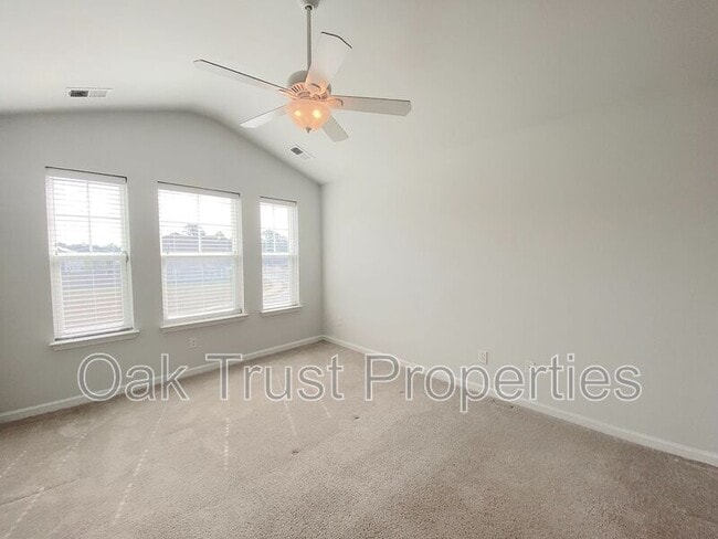 Building Photo - 121 Wild Holly Dr