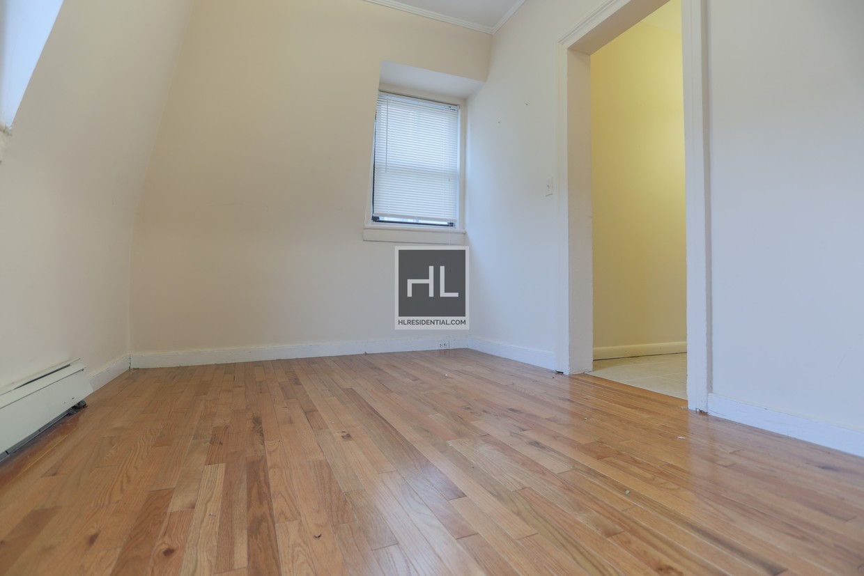 Primary Photo - 2 Bedroom Apartment All Utilities Included