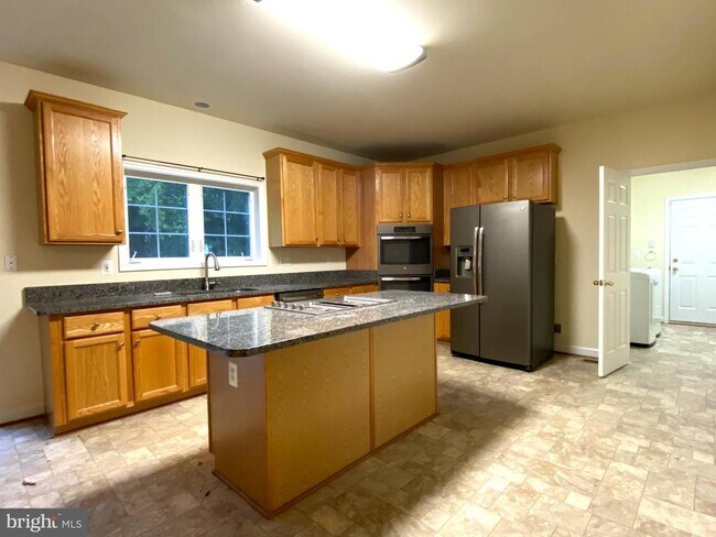 Building Photo - 7000 Wayland Dr