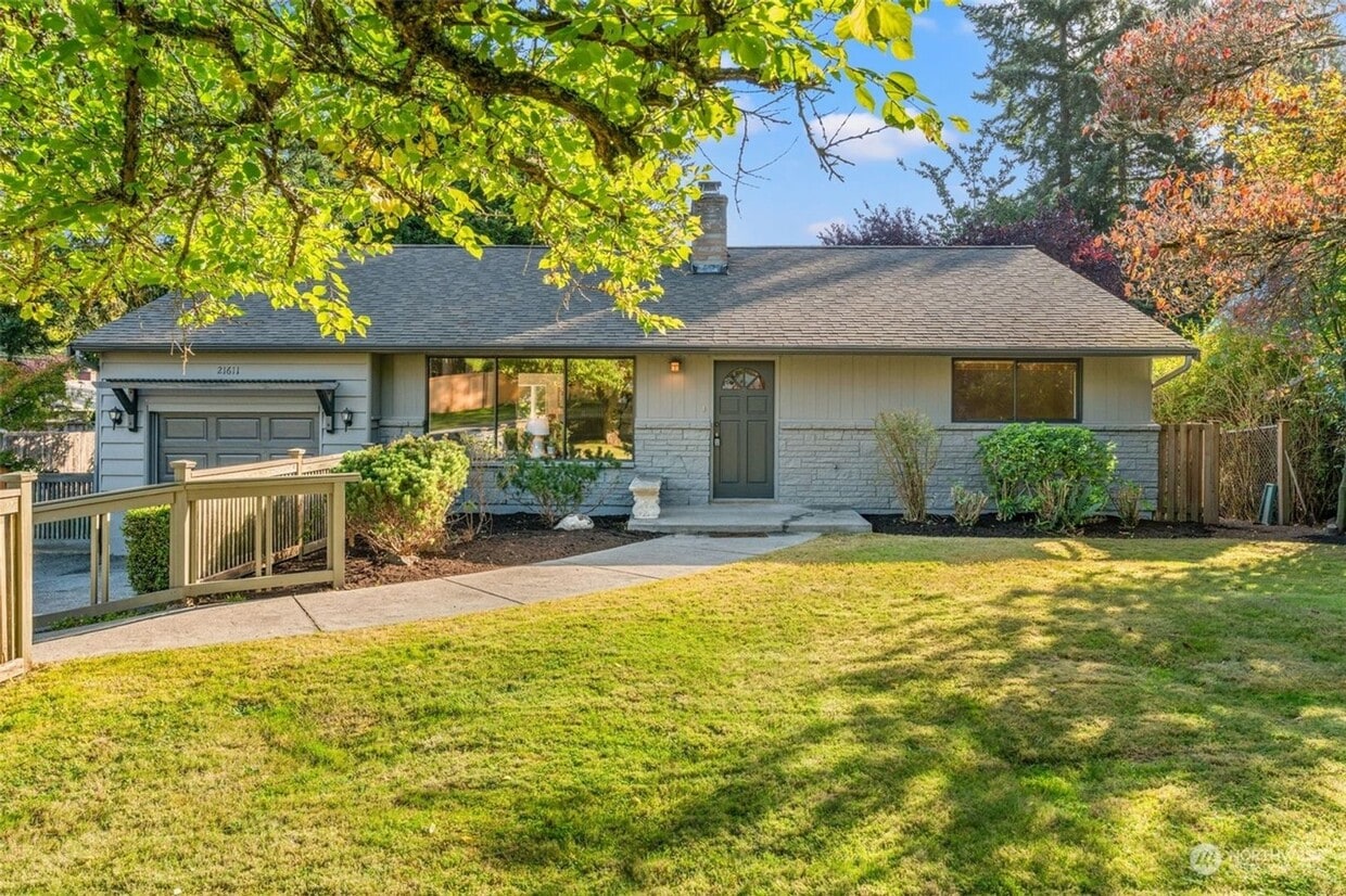 Primary Photo - Spacious 4 Bed / 2 Bath Rambler in Edmonds...