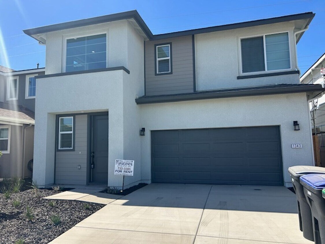 Primary Photo - Brand new 4 bedroom 3 bathroom with solar ...