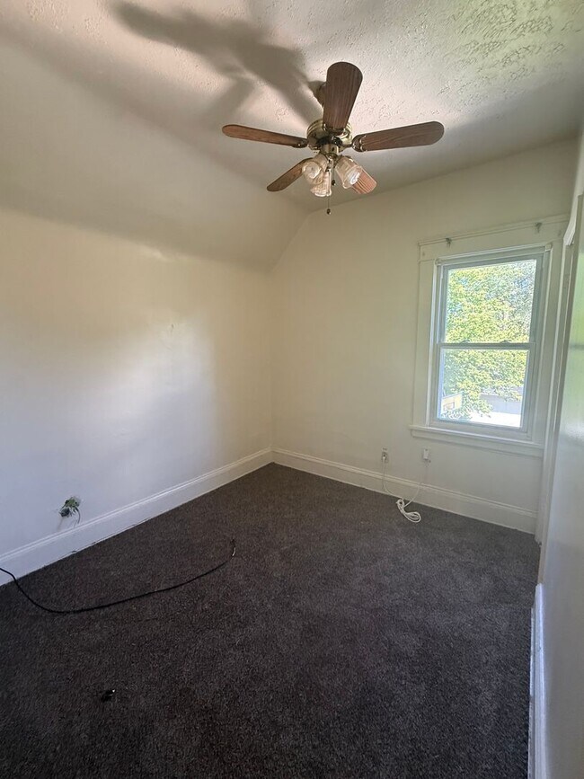 Foto del edificio - 8817 Blaine Ave