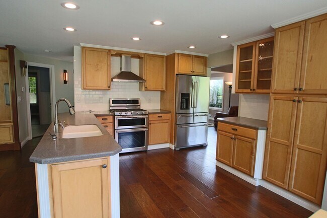 Foto del edificio - Beautiful 4BR/3BA Home in Steilacoom – Minutes to JBLM