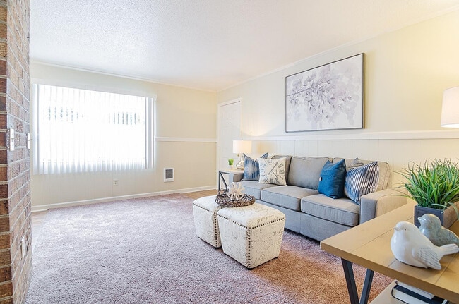 Las ventanas de gran tamaño iluminan el espacio - Willow Lake Apartments