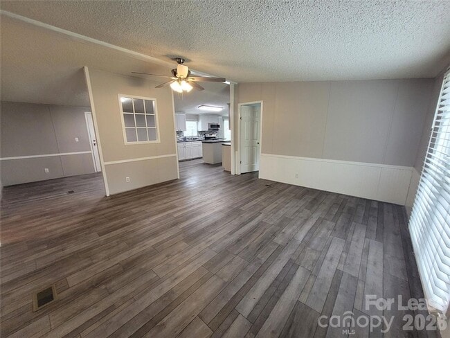 Building Photo - 179 Family Cir