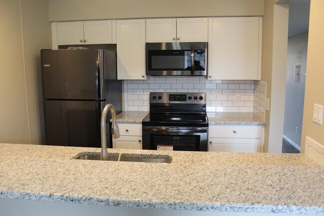Foto del edificio - 23700 W Warren Ave