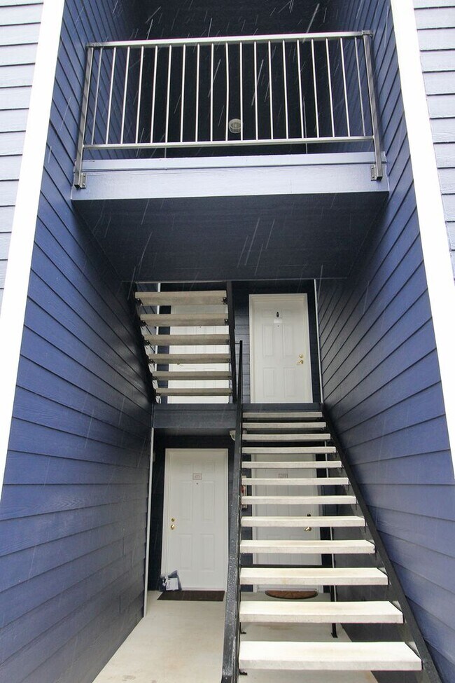 Foto del edificio - Freshly Remodeled 2 Bed/2 Bath Top Floor Modern Construction Condo