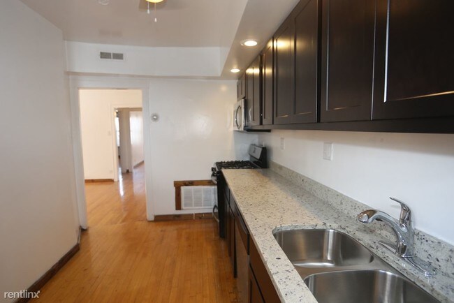 Building Photo - 3245 N Damen Ave