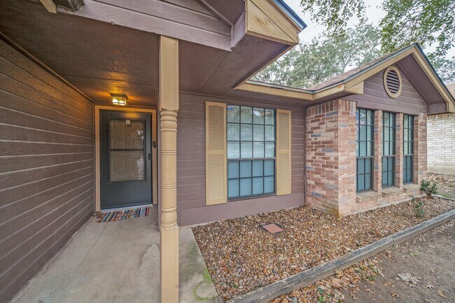 Building Photo - 4-BEDROOM HOME ON CORNER LOT IN WOODCREST