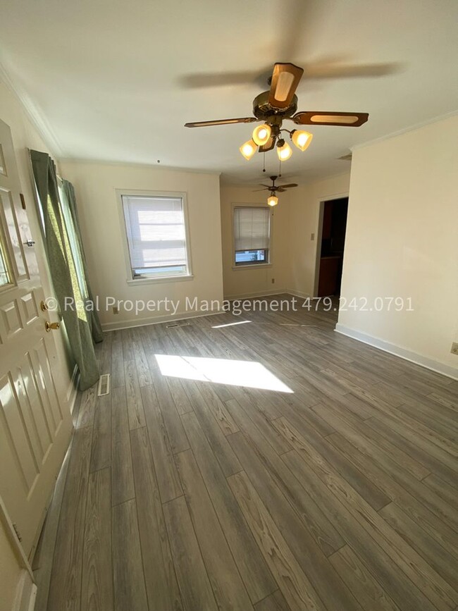 Building Photo - COMING IN MAY! 3 Bed 2 Bath House with Det...