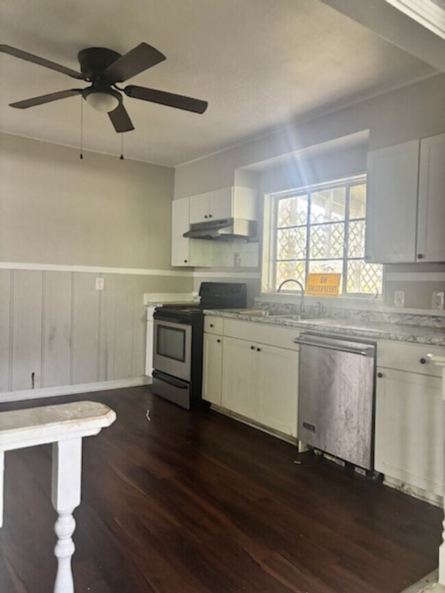 Foto del edificio - 5211 Robinson Rd