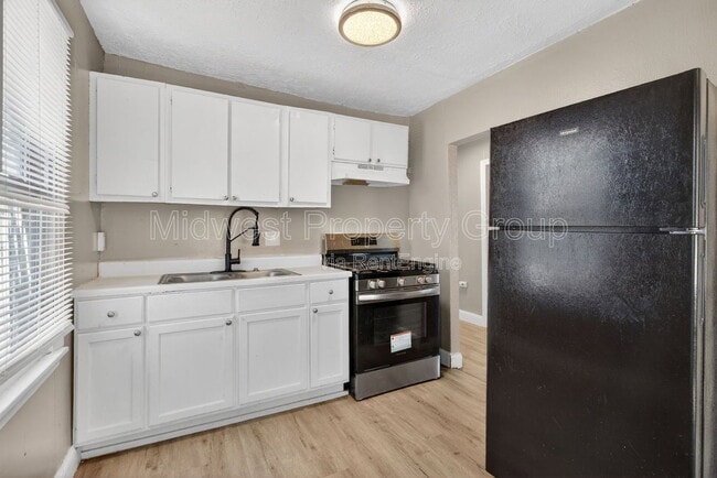 Building Photo - 8921 Higginson Ave