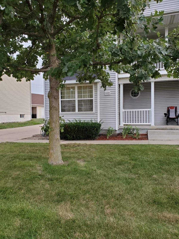 Building Photo - 1223 SW Twin Gates Dr