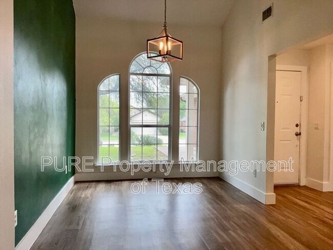 Building Photo - 613 Millcreek Ln