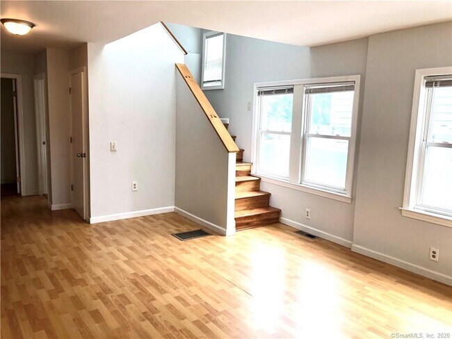 Foto del edificio - 53 Laurel Ave