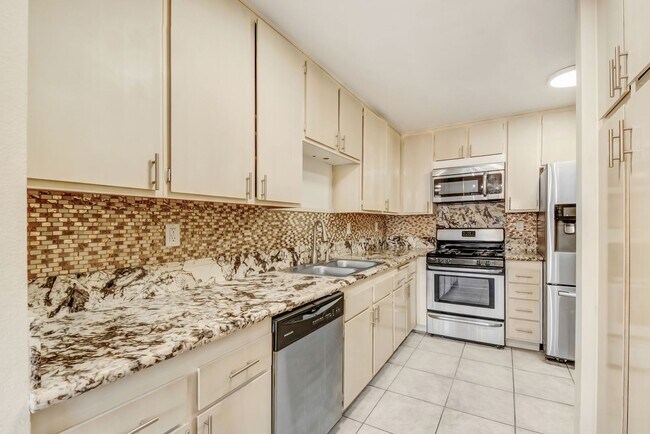 Foto del edificio - Coming Soon! Well, maintained 3-bedroom, 2.5 bath corner unit town home in a private, gated commu...