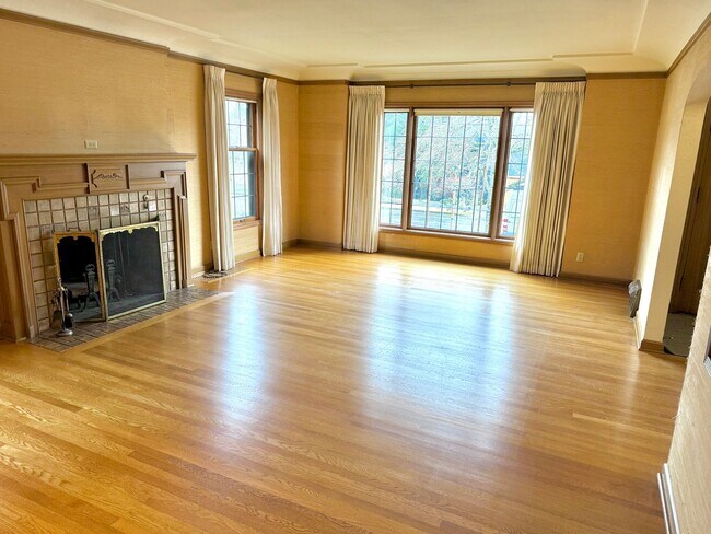 Foto del edificio - Alameda Neighborhood Pristine Tudor Home, Downtown Views, All The Amenities - A Must See!