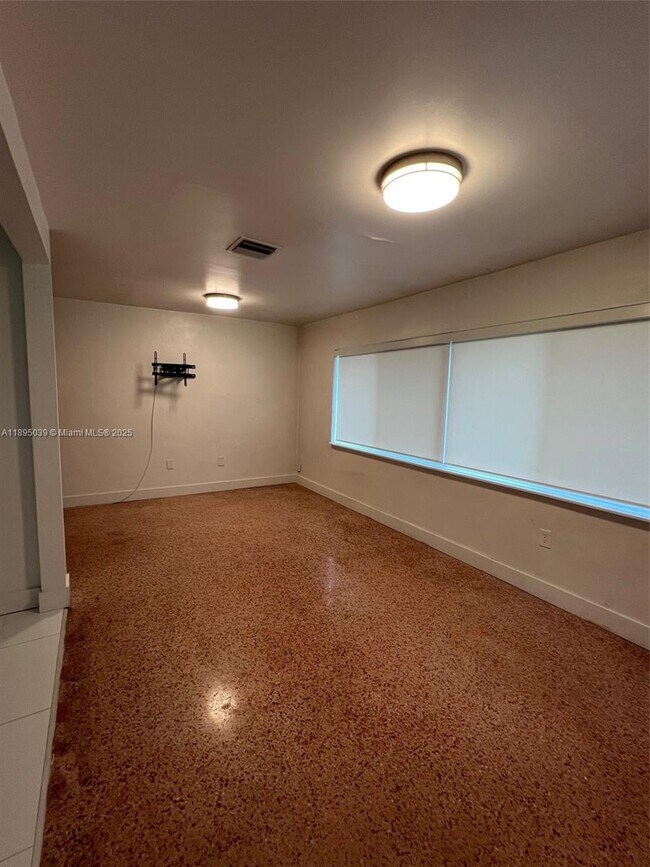 Foto del edificio - 200 NE 108th St