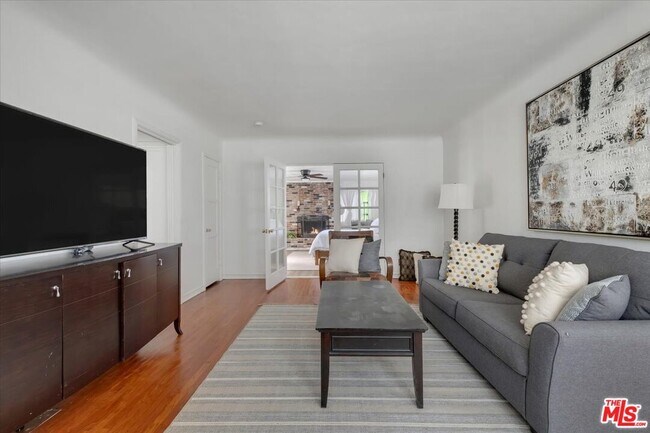 Foto del edificio - 6017 Overhill Dr