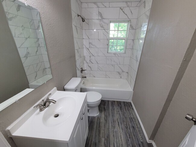 Foto del edificio - 4 bedroom House in OKC