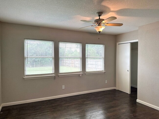 Building Photo - 4 Bedroom / 2 Bath / 1 Car Garage