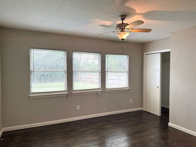 Foto del edificio - 4 Bedroom / 2 Bath / 1 Car Garage