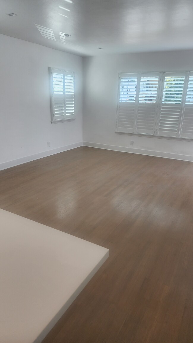 Living room - 6067 Comey Ave