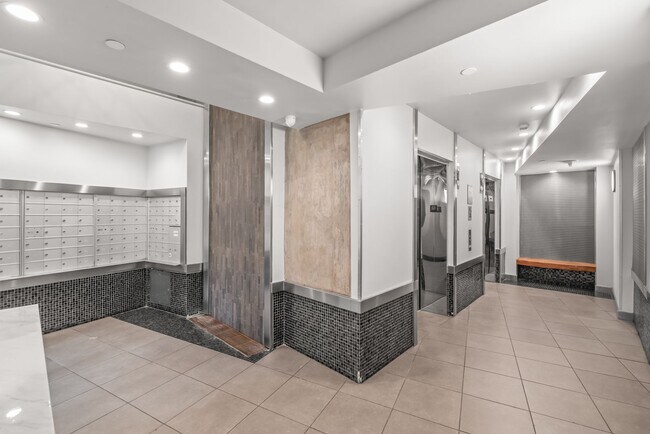 Building Photo - Stylish Uptown 2BD Condo with Balcony, Par...