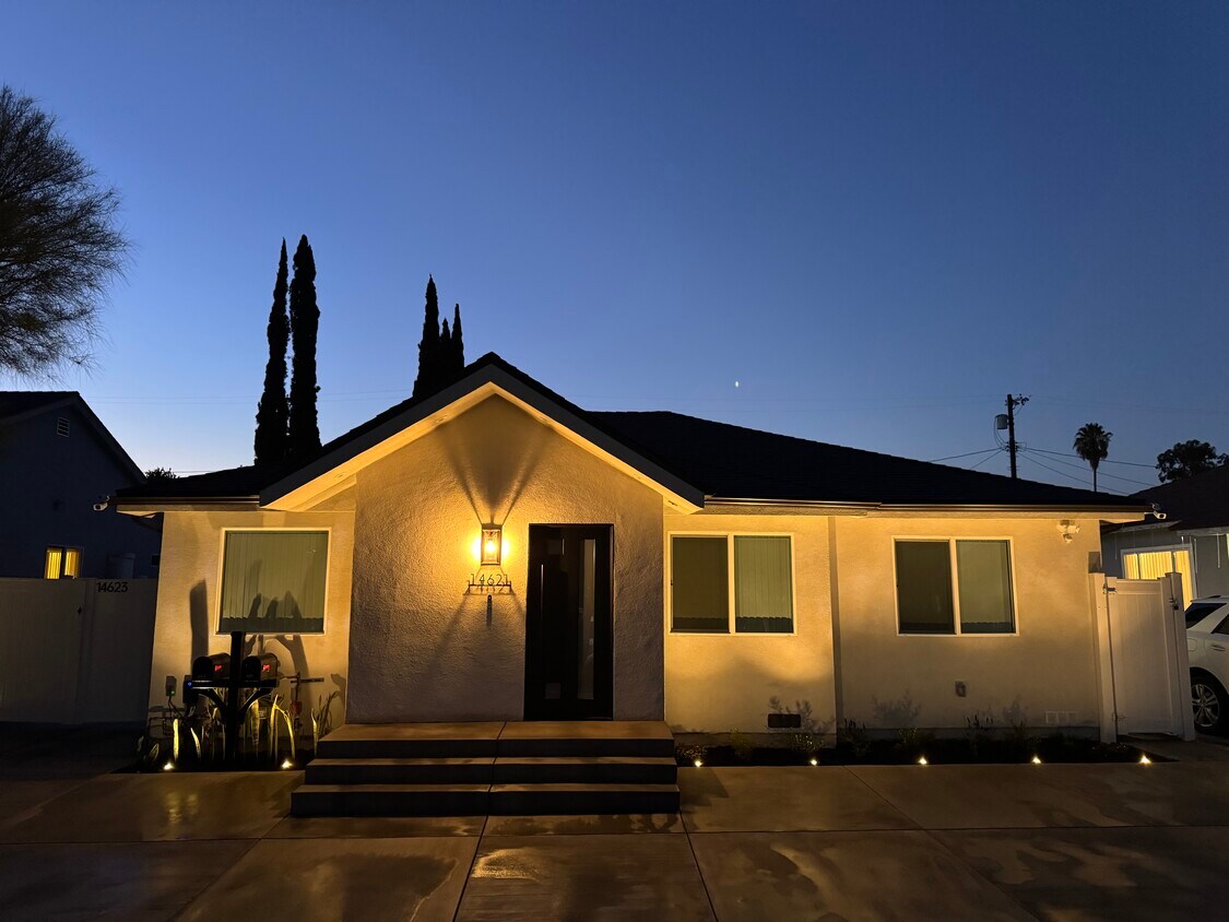 Foto principal - 14621 Leadwell St