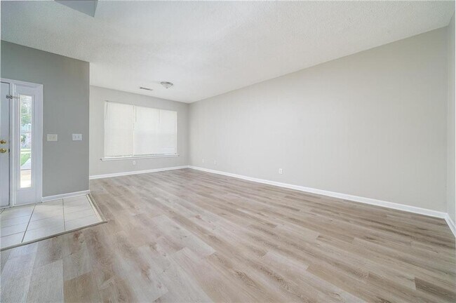 Foto del edificio - 7683 Creekside Ln