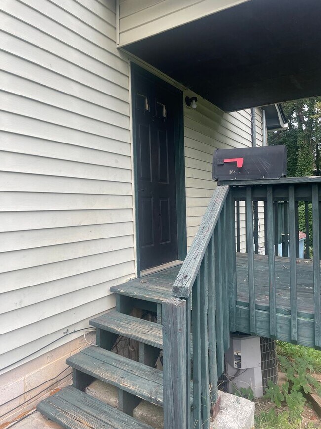 Building Photo - Oak Ridge 37830 - 2 bedroom, 1 bath home -...