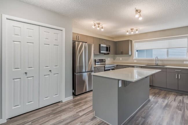 Photo du bâtiment - 15675-15618 18 Ave SW