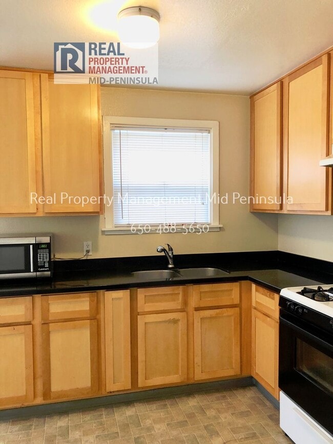 Building Photo - 2 Bedroom Apartment with covered car garage
