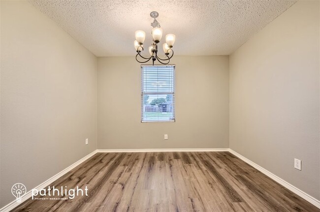 Building Photo - 2600 Shorecrest Dr