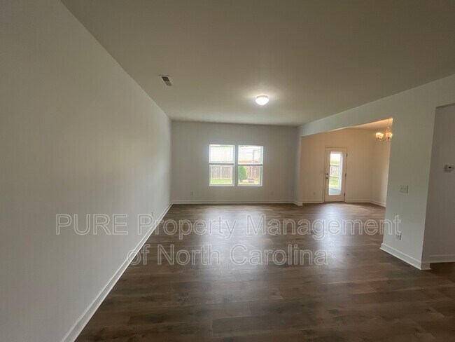Foto del edificio - 172 Hidden Lakes Rd