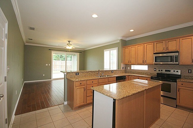 Building Photo - Gorgeous Home With A Pool In Mary Esther